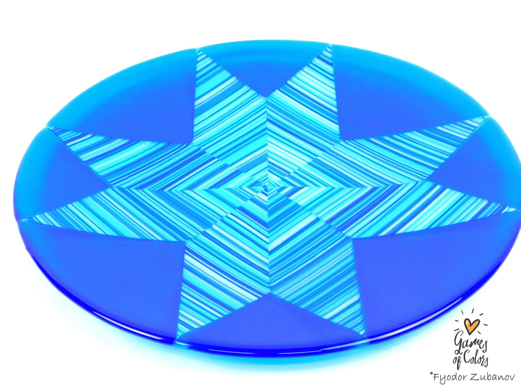 A decorative round plate "White Christmas"; shallow plate; fused glass; geometrical design