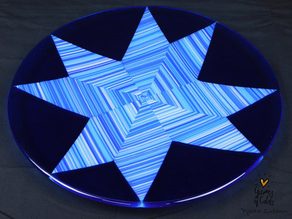 A decorative round plate "White Christmas"; shallow plate; fused glass; geometrical design