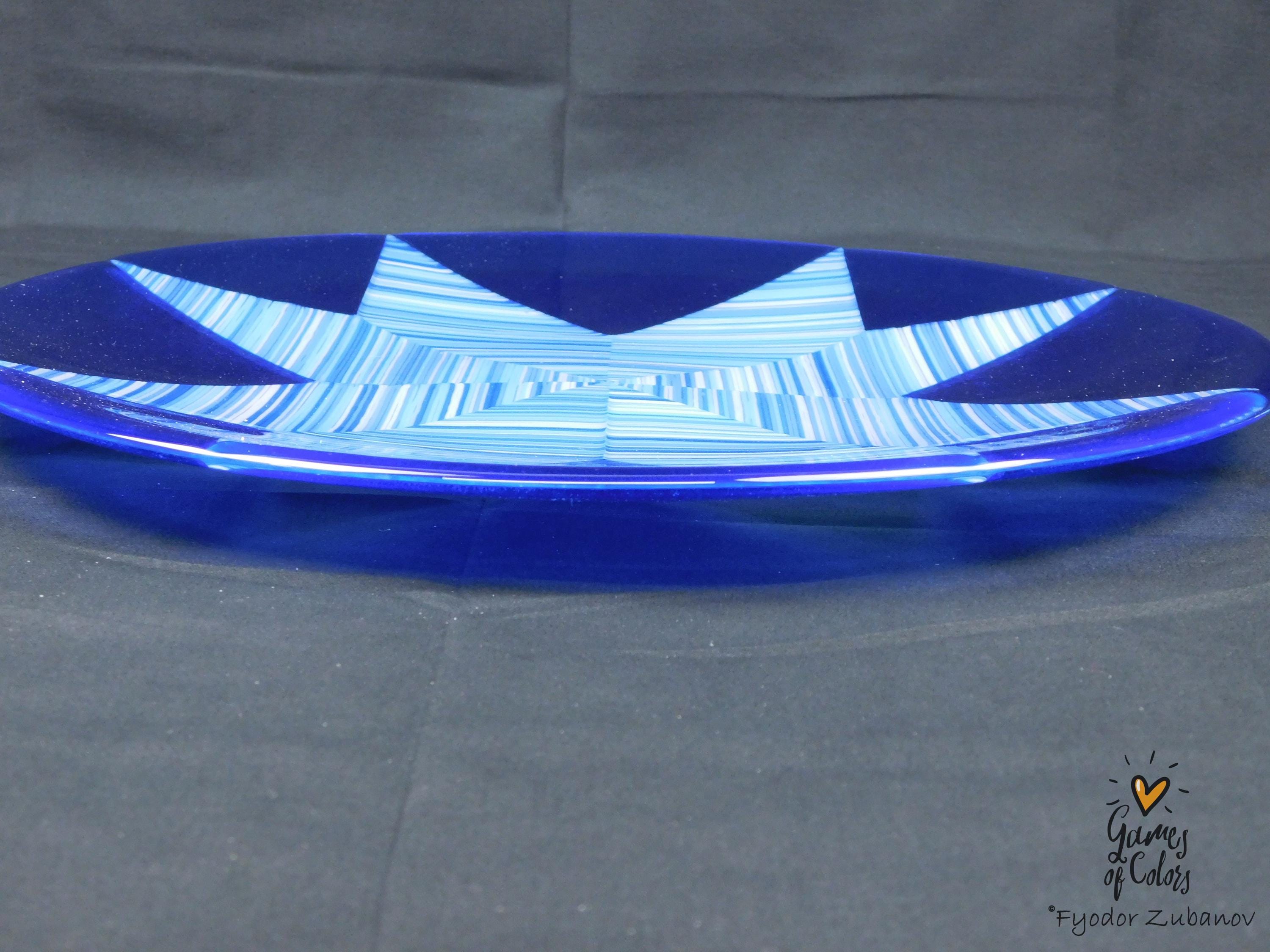 A decorative round plate "White Christmas"; shallow plate; fused glass; geometrical design