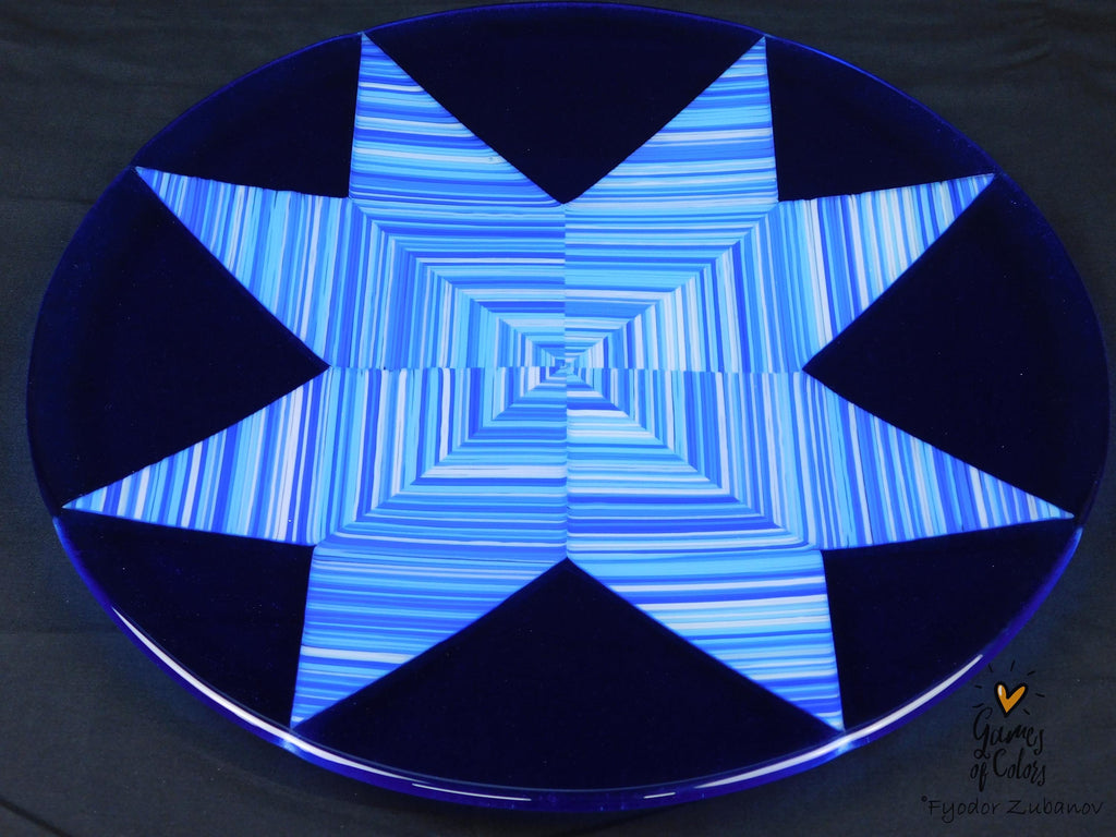 A decorative round plate "White Christmas"; shallow plate; fused glass; geometrical design