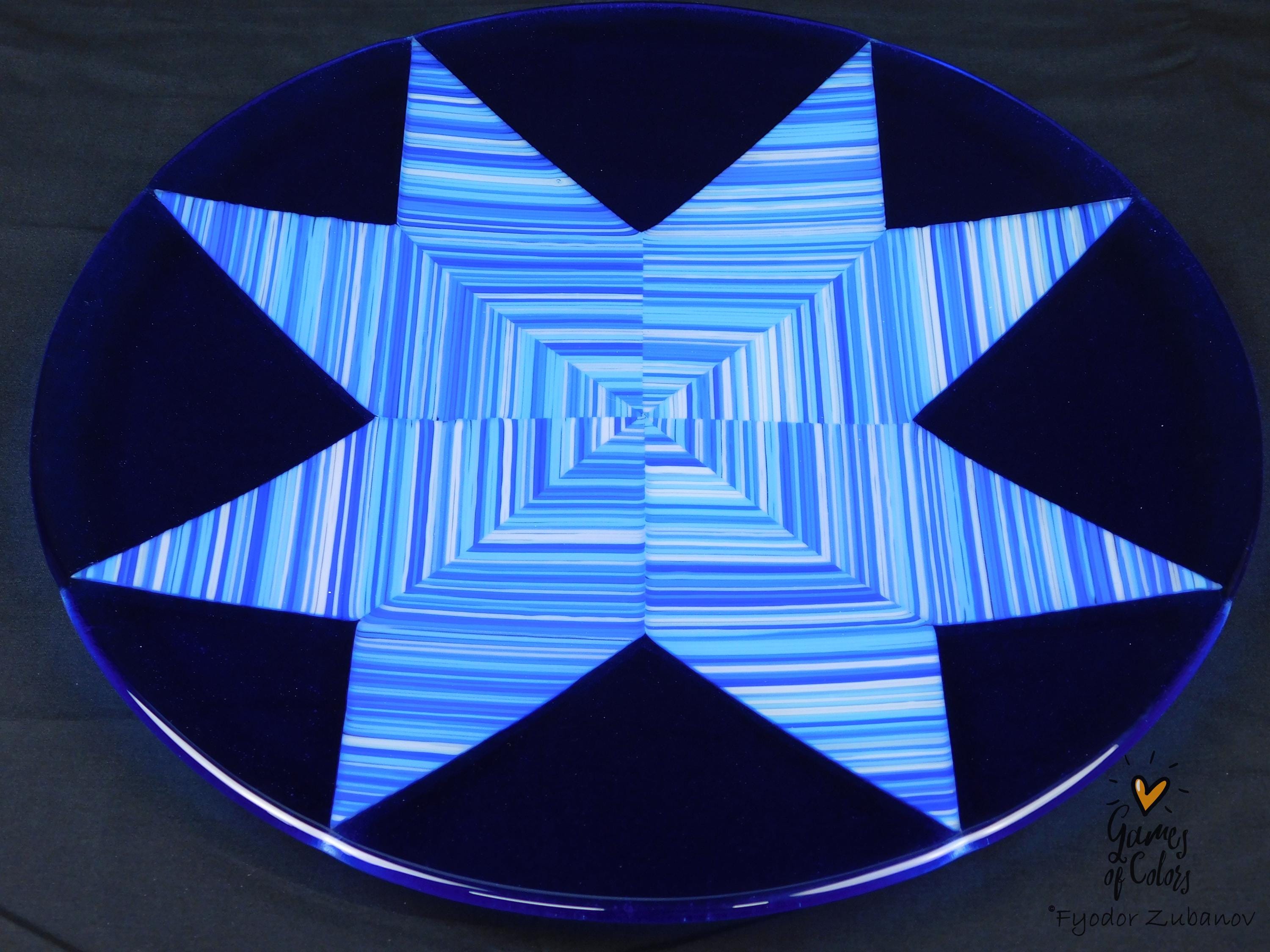 A decorative round plate "White Christmas"; shallow plate; fused glass; geometrical design