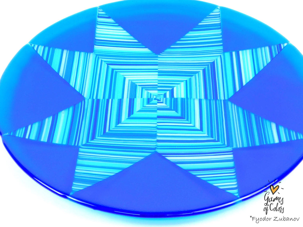 A decorative round plate "White Christmas"; shallow plate; fused glass; geometrical design
