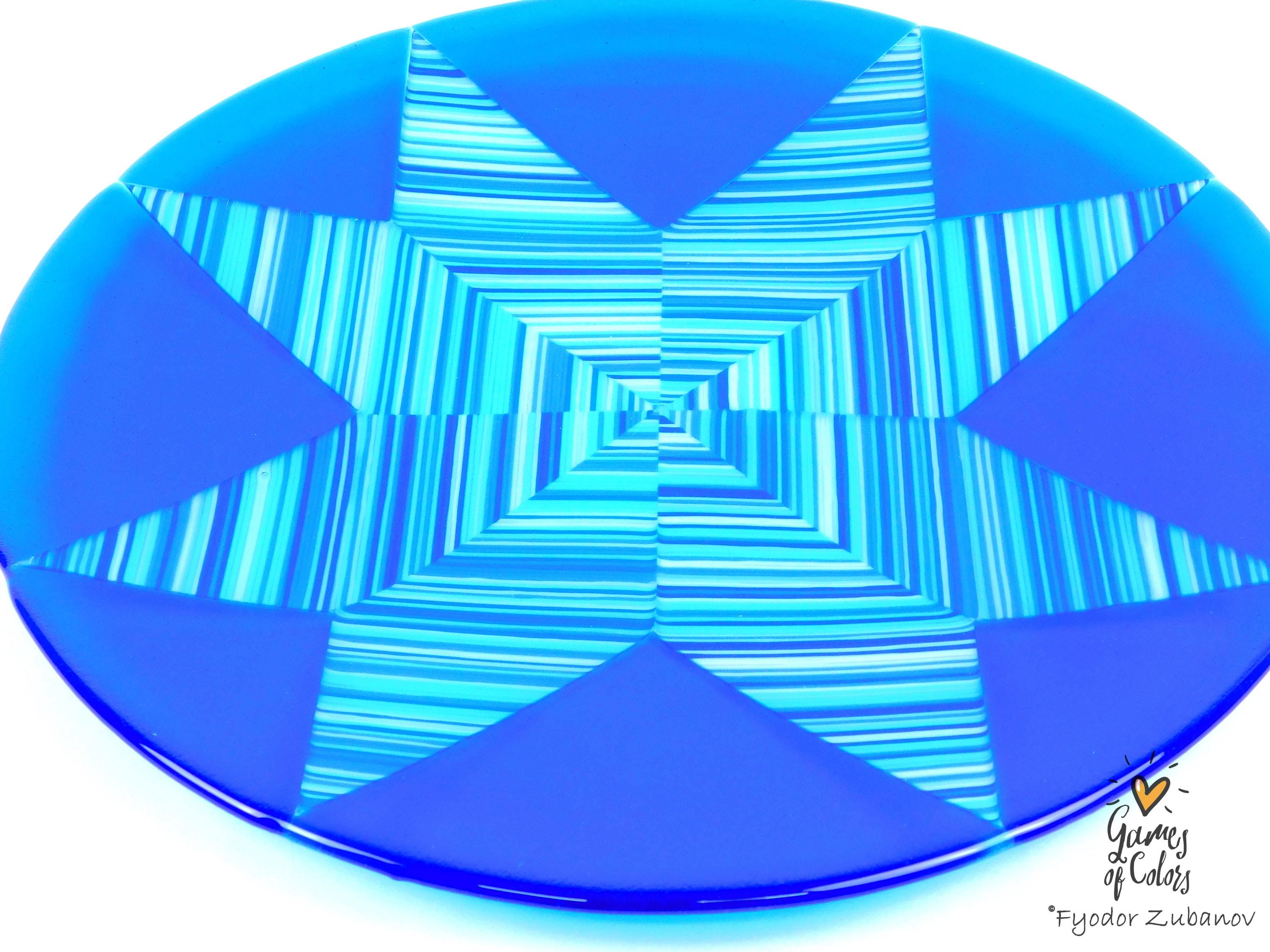 A decorative round plate "White Christmas"; shallow plate; fused glass; geometrical design
