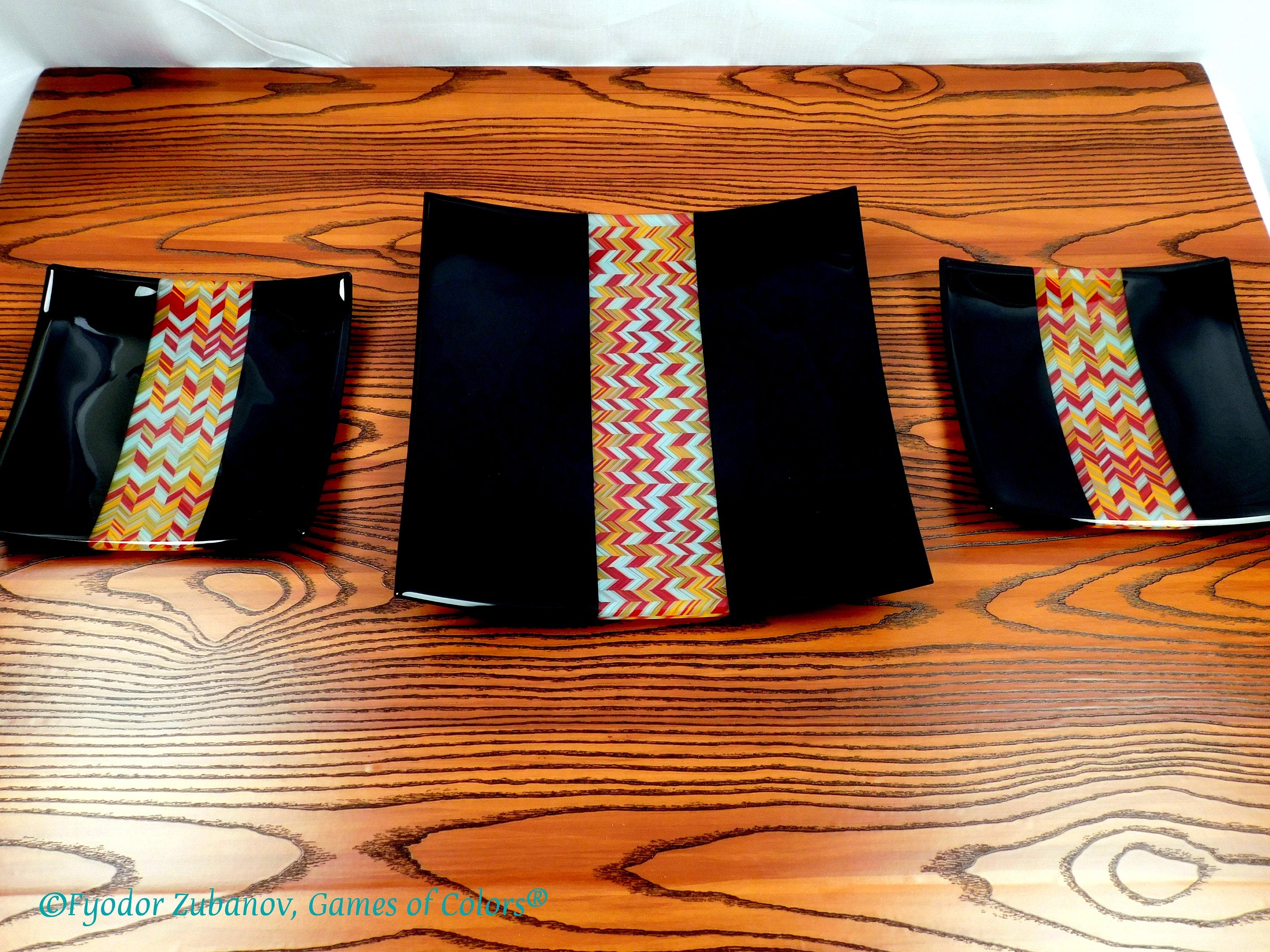 A 3 items set "A trio for two". Fused glass art. Square plates. Chevrons design.