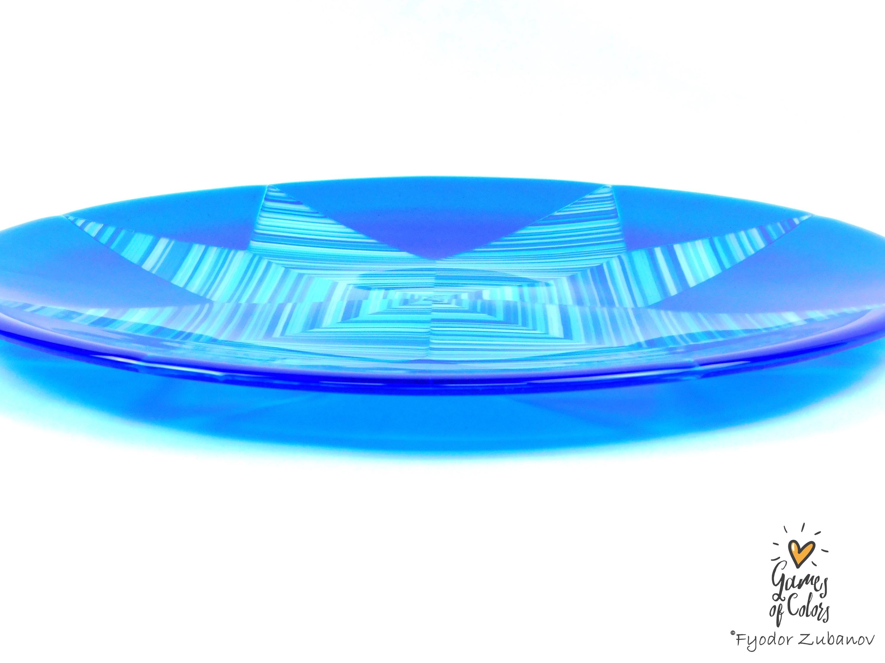 A decorative round plate "White Christmas"; shallow plate; fused glass; geometrical design
