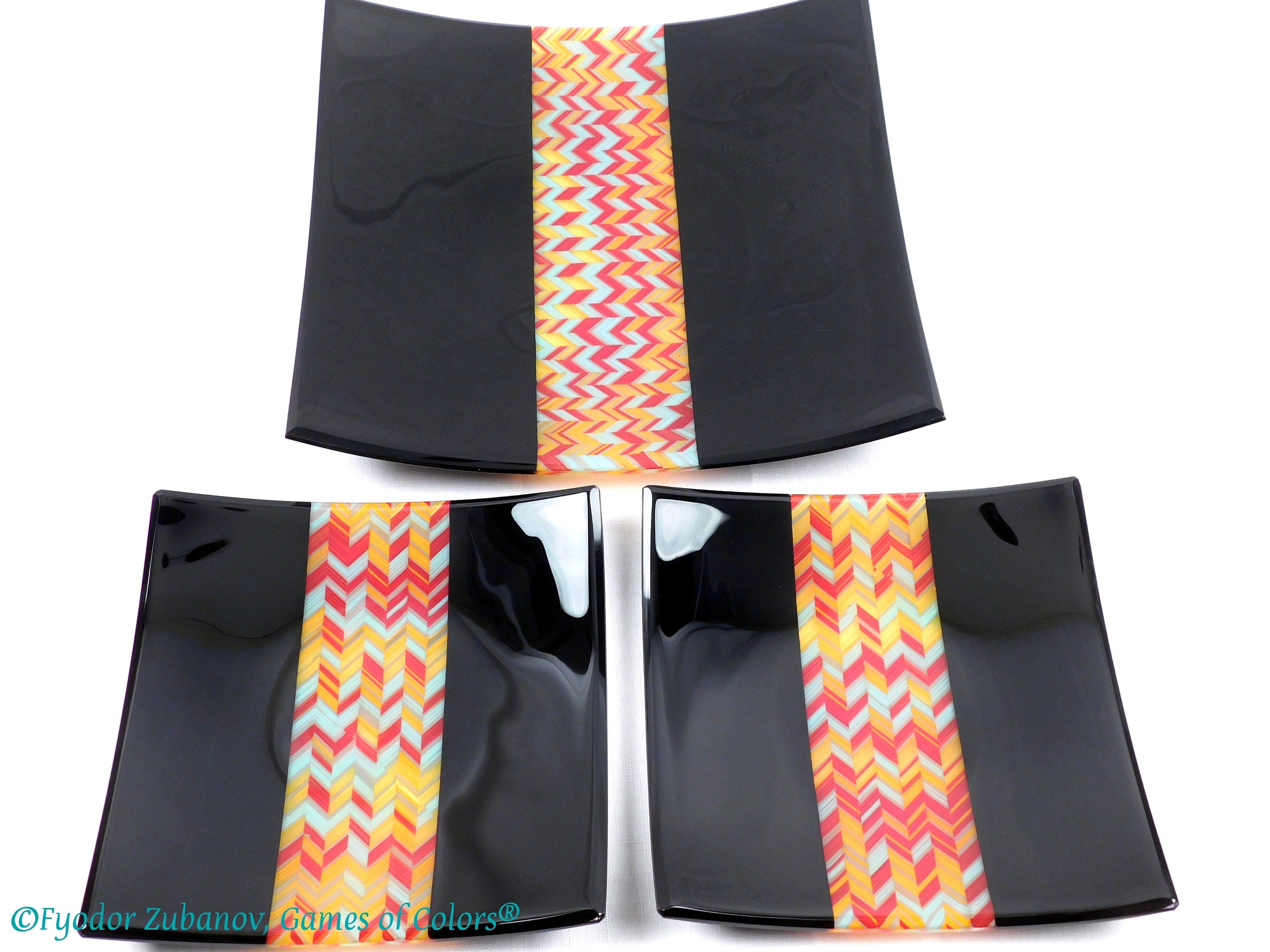 A 3 items set "A trio for two". Fused glass art. Square plates. Chevrons design.
