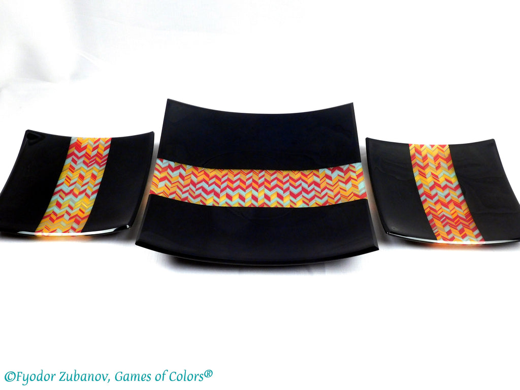A 3 items set "A trio for two". Fused glass art. Square plates. Chevrons design.