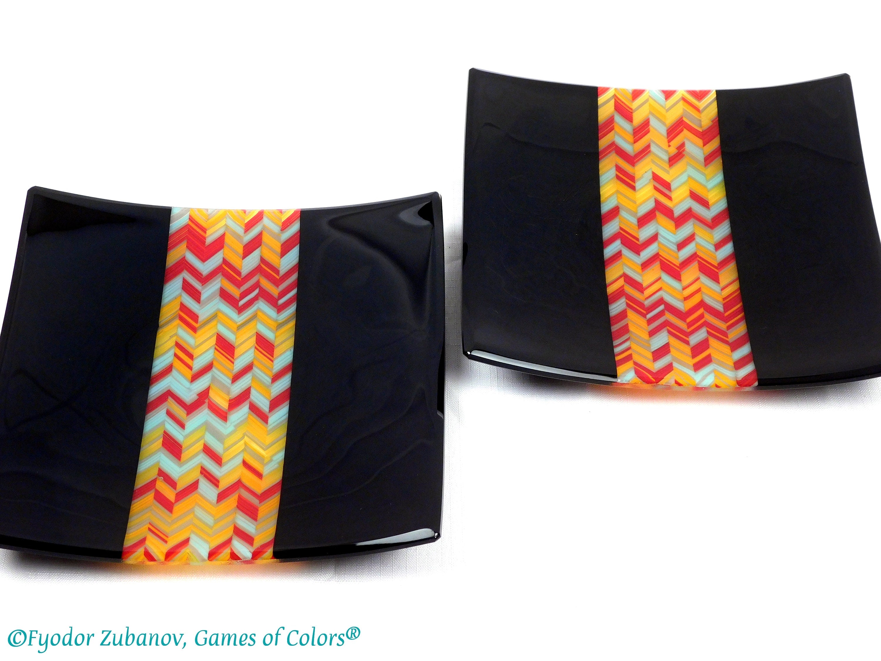 A 3 items set "A trio for two". Fused glass art. Square plates. Chevrons design.