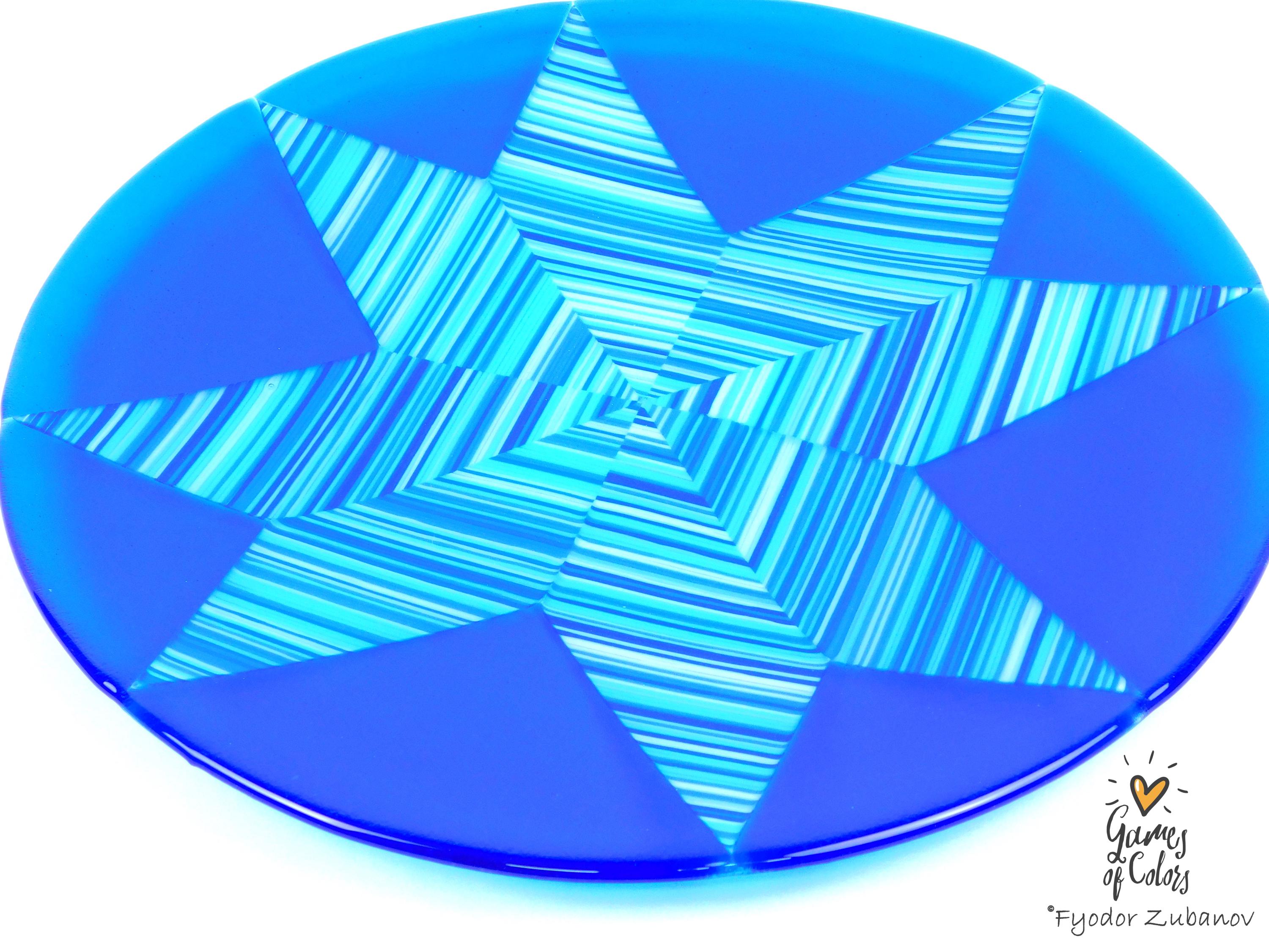 A decorative round plate "White Christmas"; shallow plate; fused glass; geometrical design