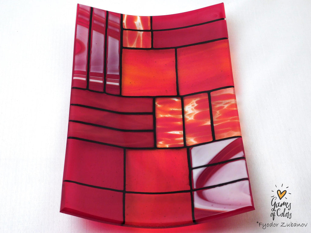 Fused Glass Plate "A Gentle Color Mix - Reds": Geometric Design, Food Safe