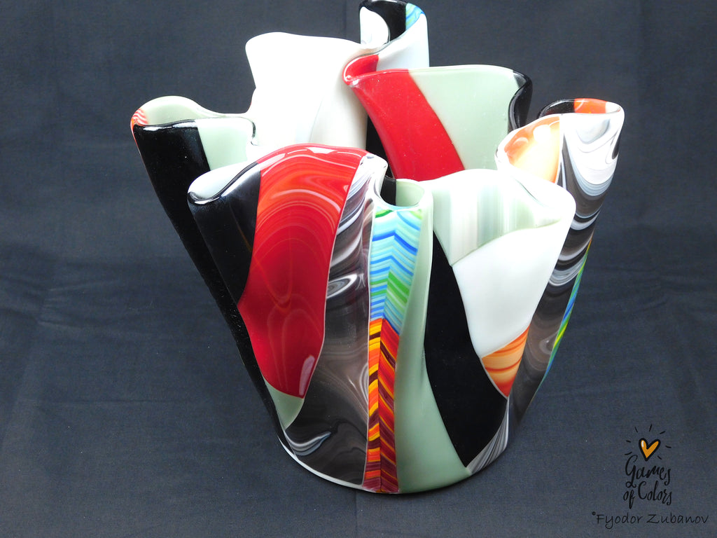 A sculptural vase Where colors meet the Wind