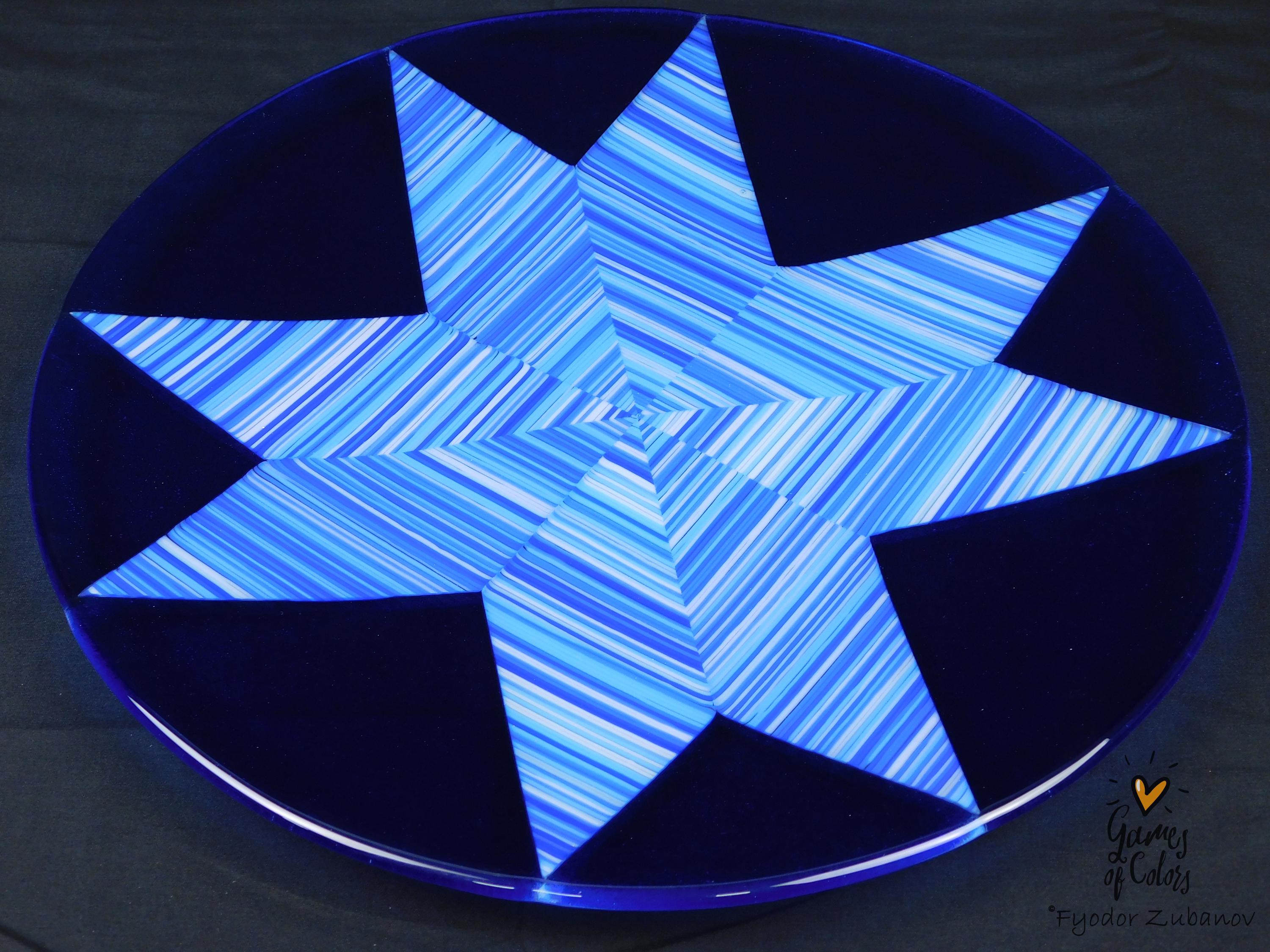 A decorative round plate "White Christmas"; shallow plate; fused glass; geometrical design