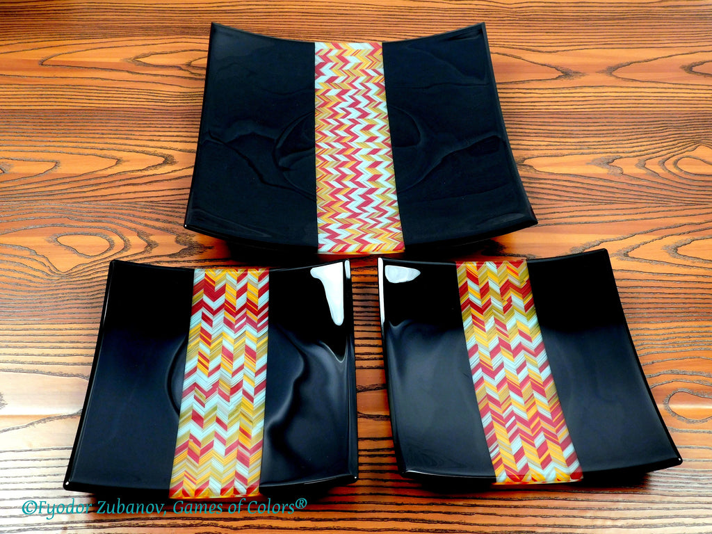 A 3 items set "A trio for two". Fused glass art. Square plates. Chevrons design.