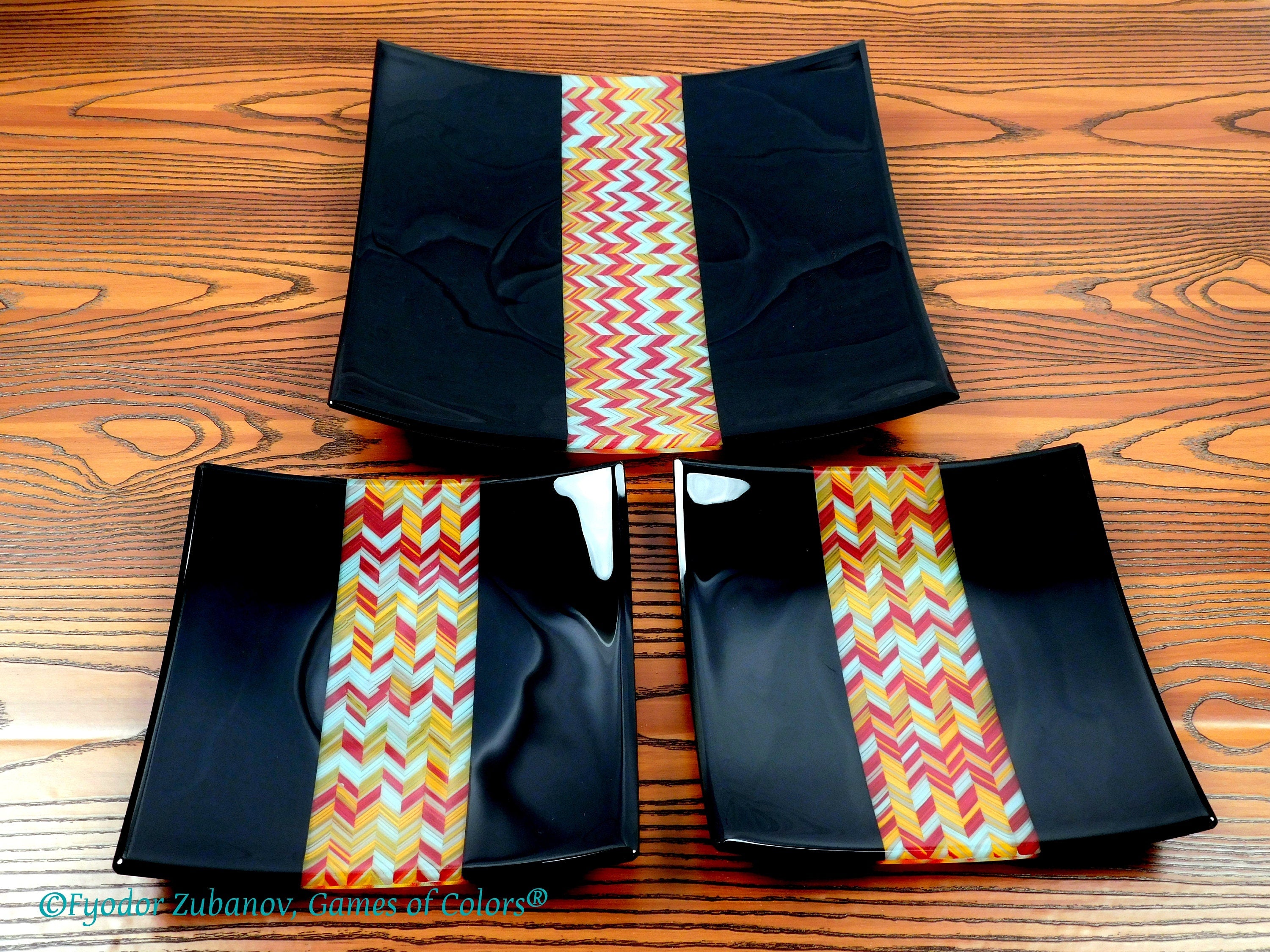 A 3 items set "A trio for two". Fused glass art. Square plates. Chevrons design.