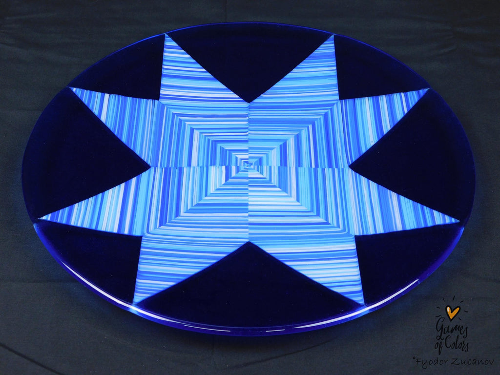 A decorative round plate "White Christmas"; shallow plate; fused glass; geometrical design